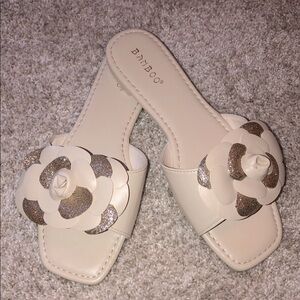 BAMBOO Glittery White Flower Slides Women’s Size 8